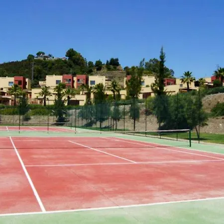 Elegant In Benahavís With Shared Pool, 100 M²