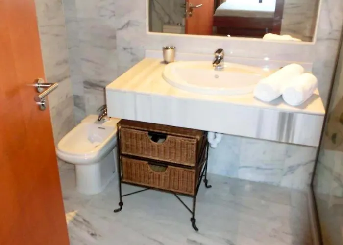 Elegant In Benahavis With Shared Pool, 100 M² Apartment *