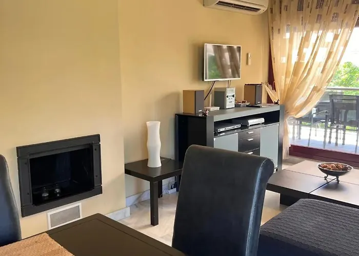 Elegant In Benahavis With Shared Pool, 100 M² Estepona