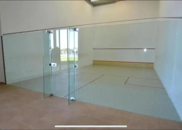 Elegant In Benahavis With Shared Pool, 100 M²