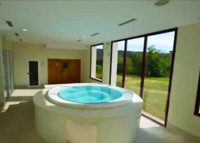 Lejlighed Elegant In Benahavis With Shared Pool, 100 M² Estepona