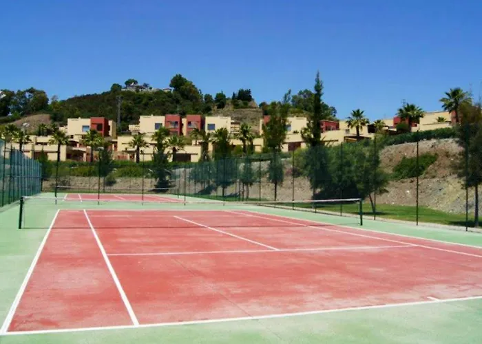 Elegant In Benahavis With Shared Pool, 100 M²