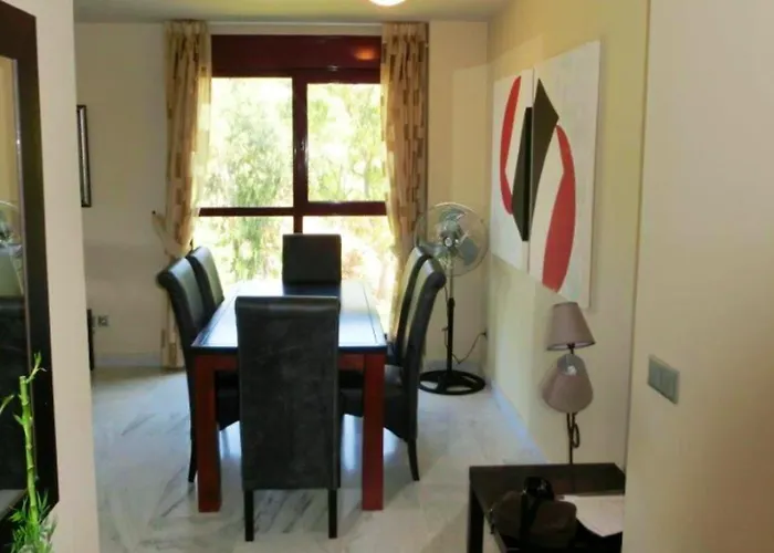 Elegant In Benahavis With Shared Pool, 100 M² Lejlighed