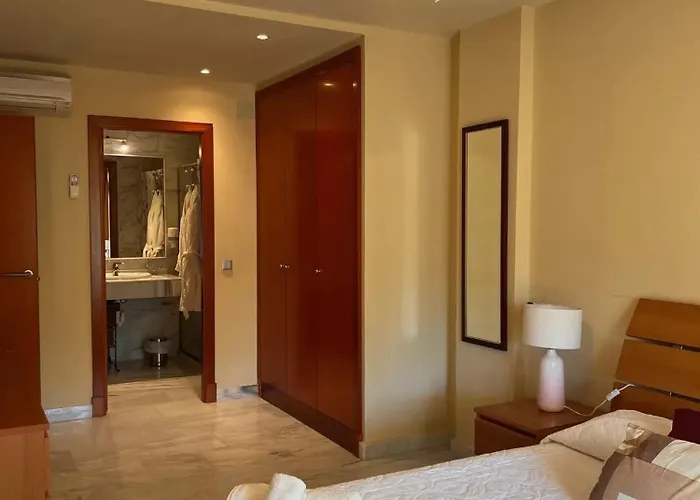 Elegant In Benahavis With Shared Pool, 100 M²