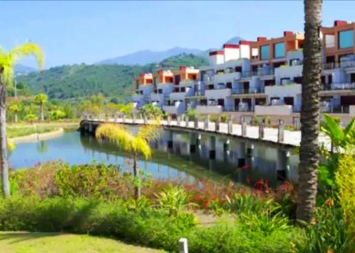 Elegant In Benahavis With Shared Pool, 100 M² Lejlighed