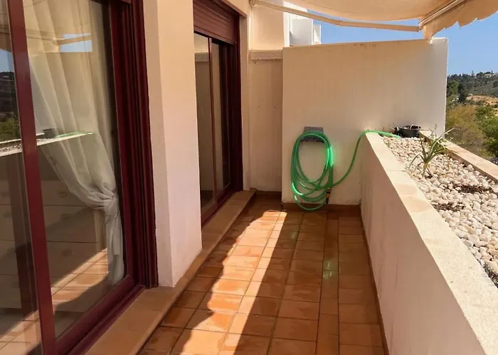 Elegant In Benahavis With Shared Pool, 100 M² Εστεπόνα