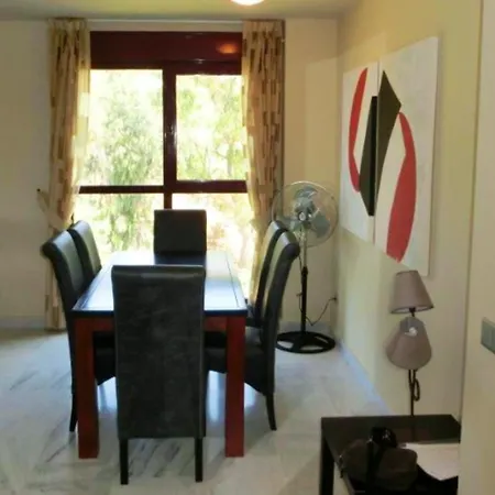 Elegant In Benahavis With Shared Pool, 100 M² Апартаменти