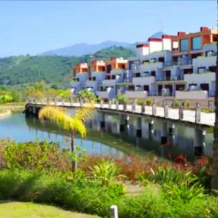 Elegant In Benahavis With Shared Pool, 100 M² Апартаменти