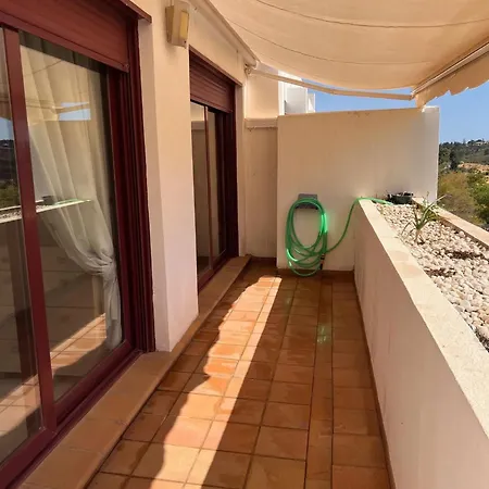 Elegant In Benahavis With Shared Pool, 100 M² Εστεπόνα