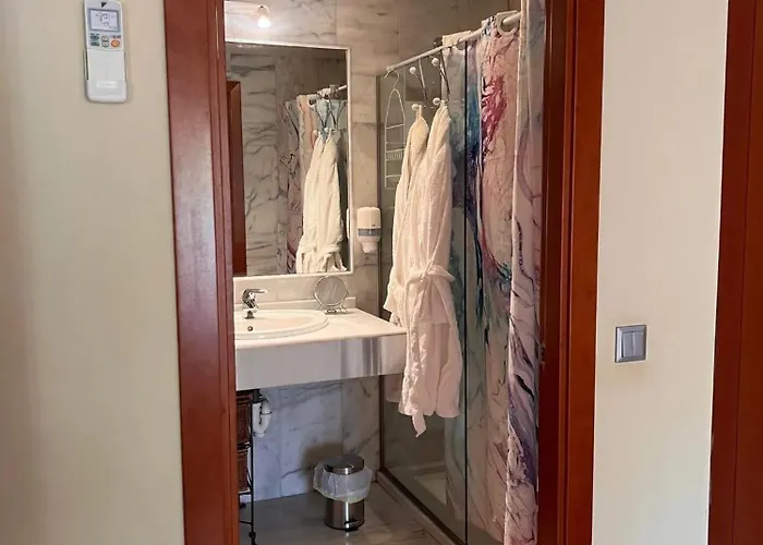 Elegant In Benahavis With Shared Pool, 100 M²