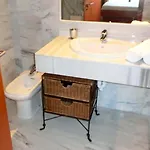 Elegant In Benahavis With Shared Pool, 100 M² Apartment *