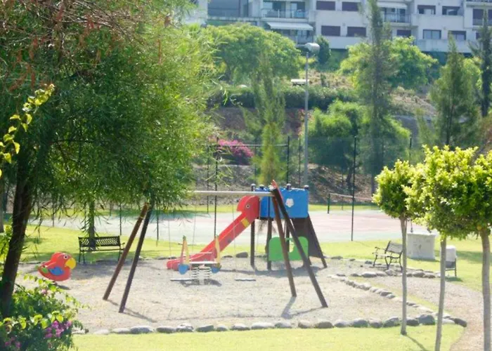 Elegant In Benahavis With Shared Pool, 100 M² *